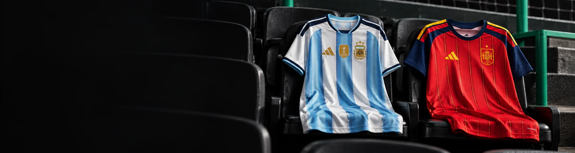 Camisetas de Argentina y España en una tribuna oscura con pequeños acentos verdes
